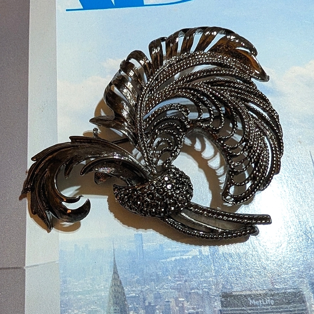 NEW Oscar de La Renta Large Black Chrome Feather Plume Brooch